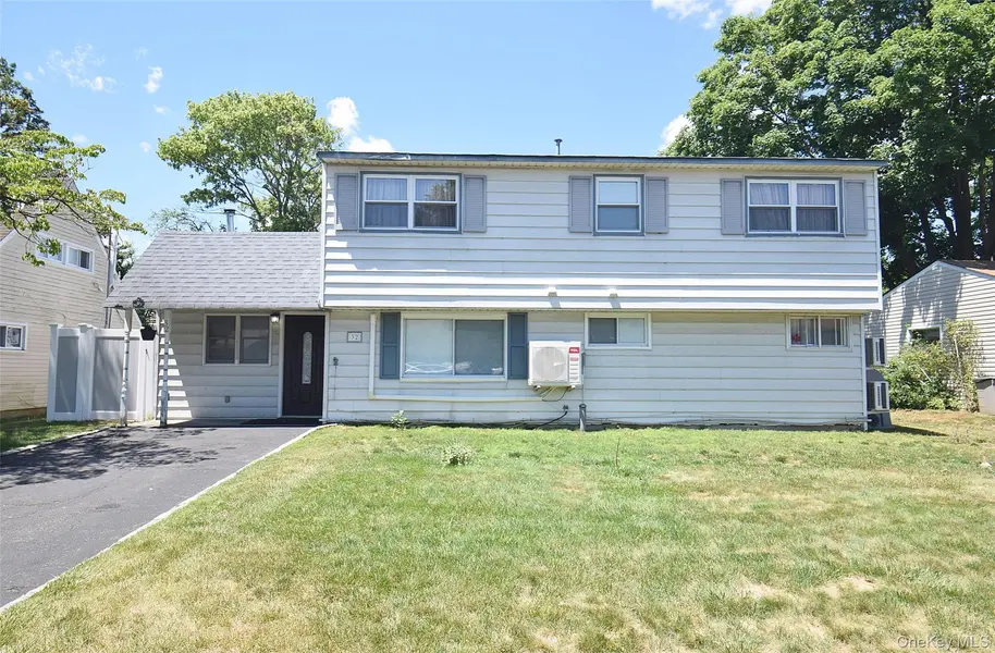 32 W Cabot LN, Westbury, NY 11590
