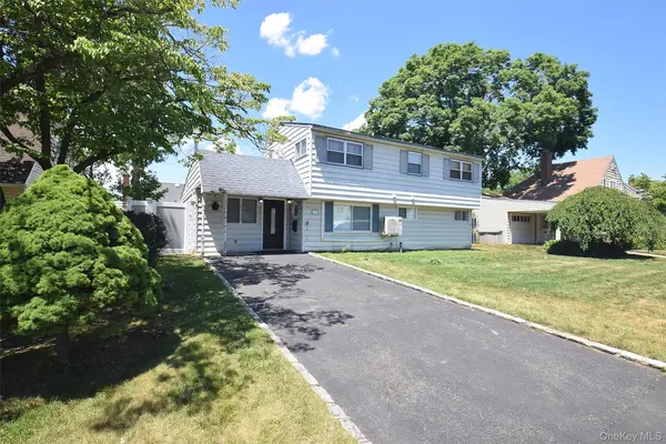32 W Cabot LN, Westbury, NY 11590