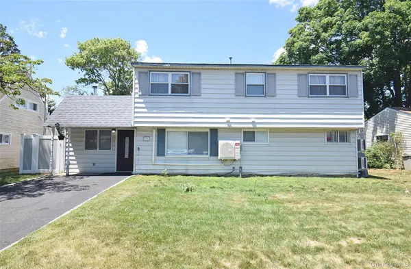 32 W Cabot LN, Westbury, NY 11590