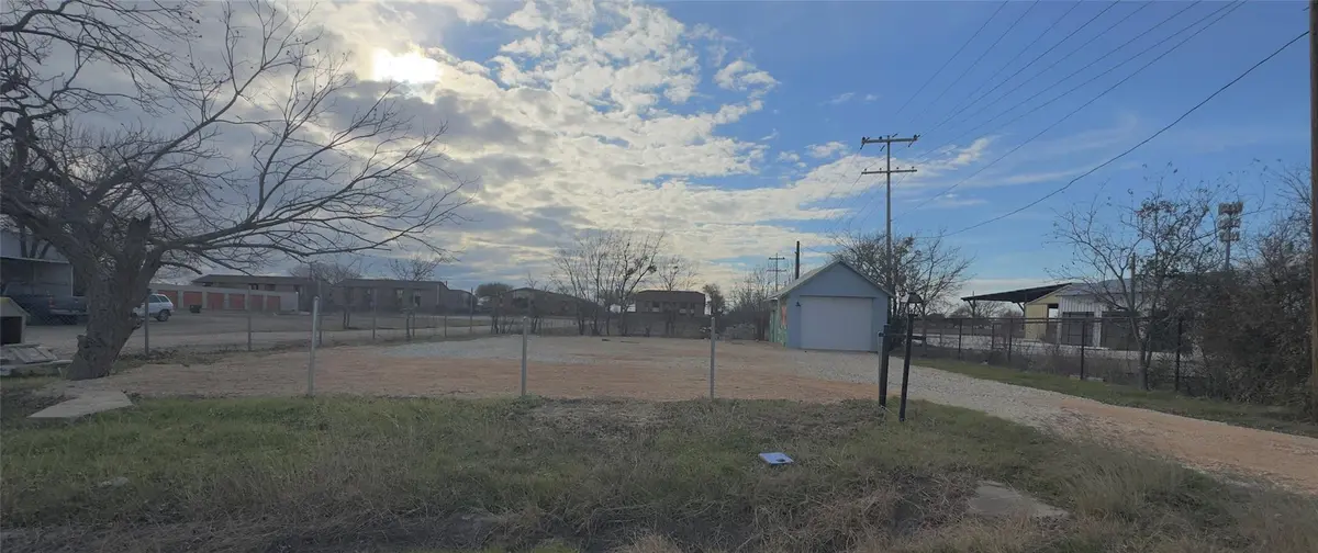 1411 S Commerce ST, Lockhart, TX 78644
