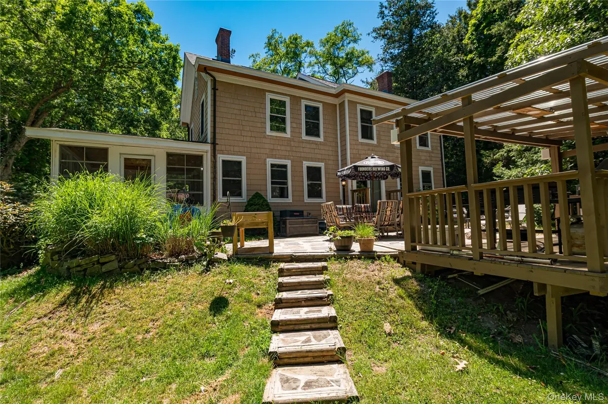 38 Pleasure DR, Flanders, NY 11901