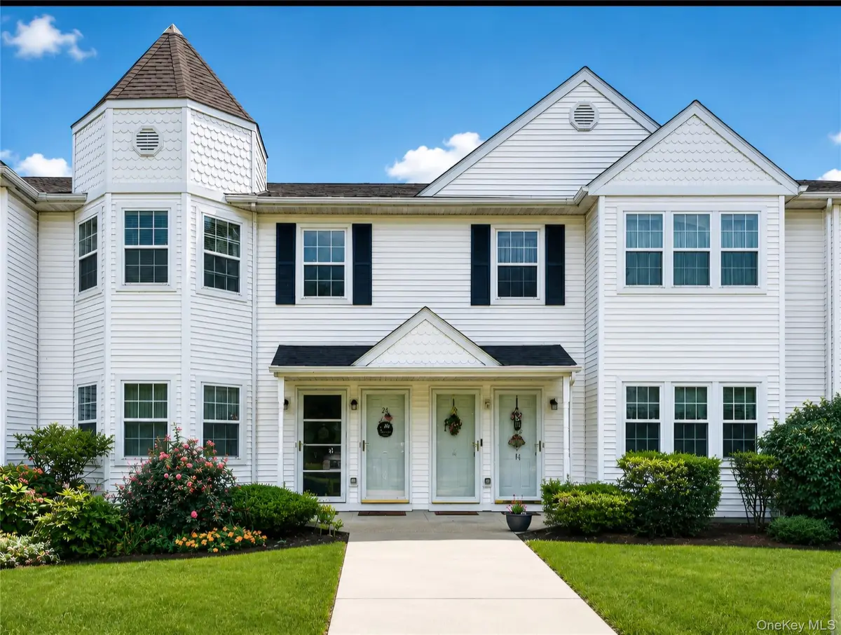 25 Victorian LN, Medford, NY 11763