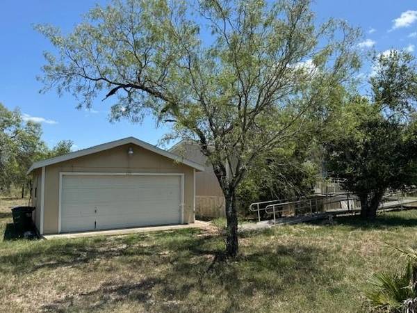 125 Country Road 3829, San Antonio, TX 78253