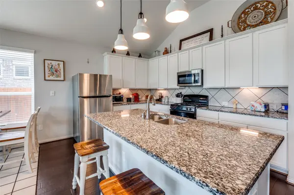 323 Natchez DR, Buda, TX 78610