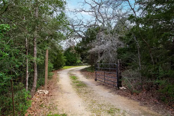 5100 Wood Duck DR, Flatonia, TX 78959
