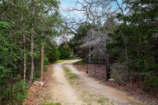 5100 Wood Duck DR, Flatonia, TX 78959