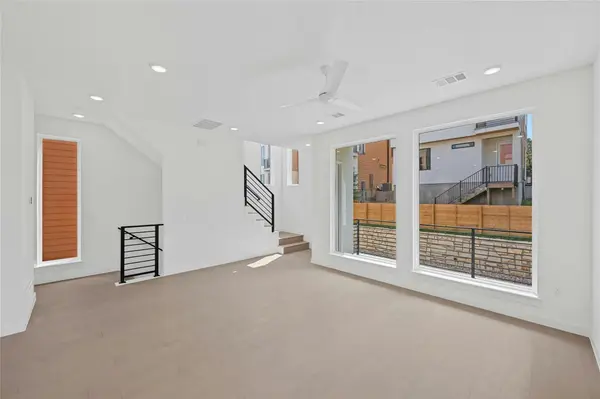 6825 Wolfcreek PASS #16, Austin, TX 78749