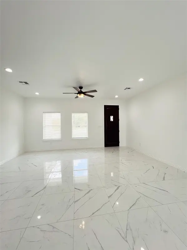 614 S Middle ST, Flatonia, TX 78941
