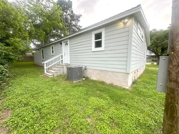803 Highland Ave, Rockdale, TX 76567