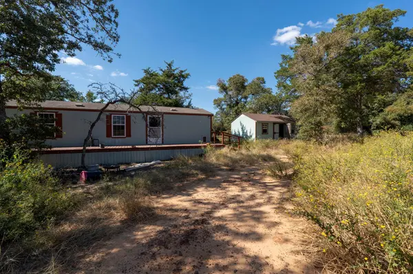 3115 Chuckwagon RD, Luling, TX 78648