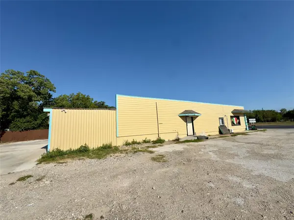 1212 E Pierce ST, Luling, TX 78648