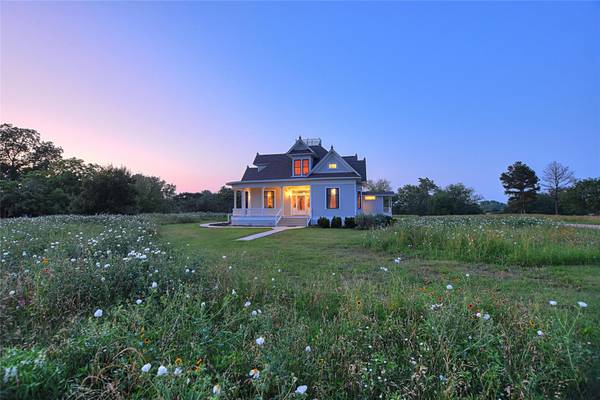 807 Colorado DR, Smithville, TX 78957