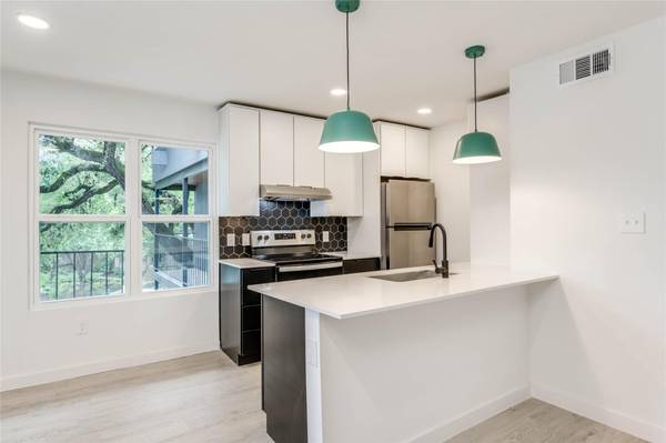 513 Pecan Grove RD #102, Austin, TX 78704
