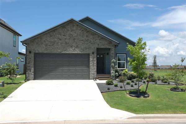 2015 Applewood DR, Lockhart, TX 78644