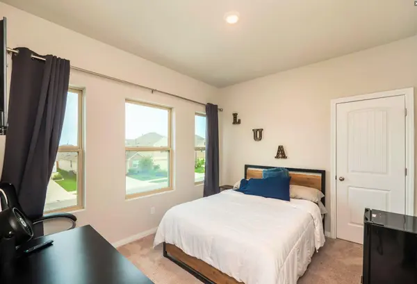 111 Lyrebird LN, Hutto, TX 78634