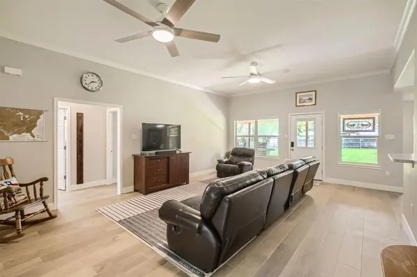 331 W Nolte ST, Seguin, TX 78155