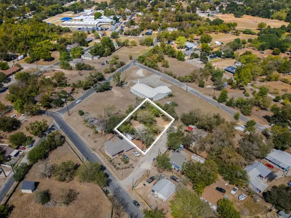 102 Masonic DR, Elgin, TX 78621
