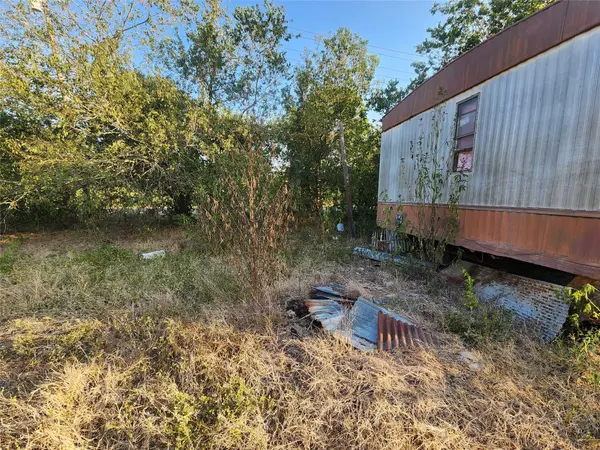 211 N Dolan ST, Taylor, TX 76574