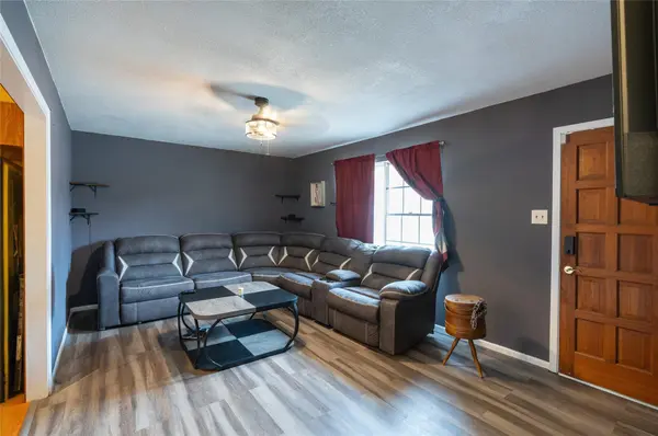 1114 Woodlawn ST, Lockhart, TX 78644