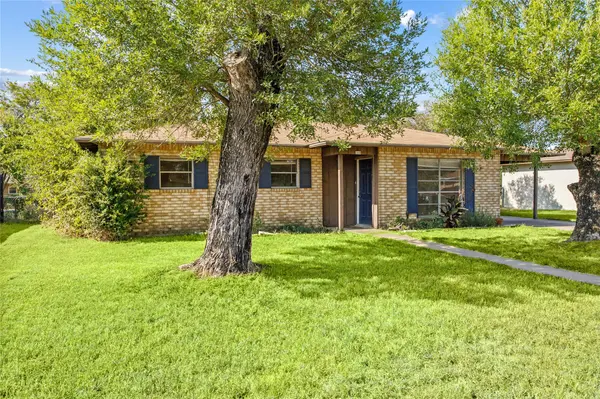160 Gaeke ST, Giddings, TX 78942