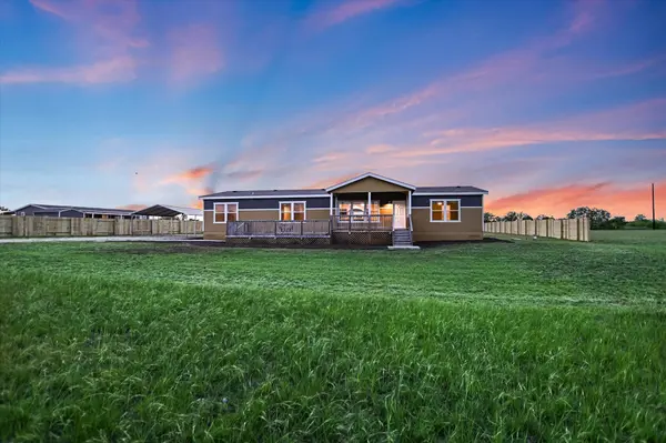202 Lazy River LN, Elgin, TX 78621