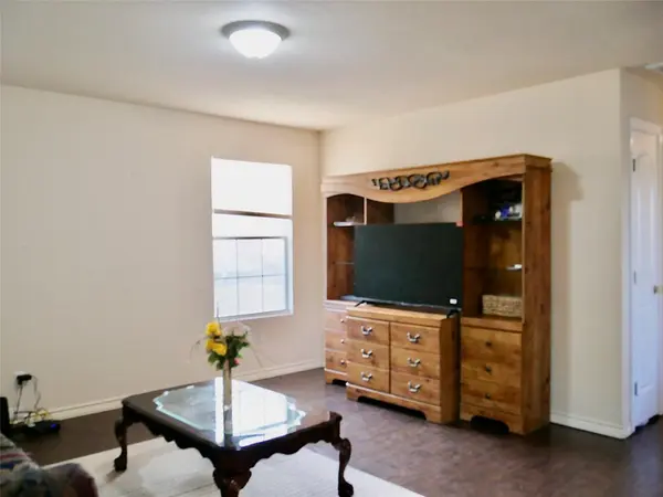 1013 Price ST, Taylor, TX 76574