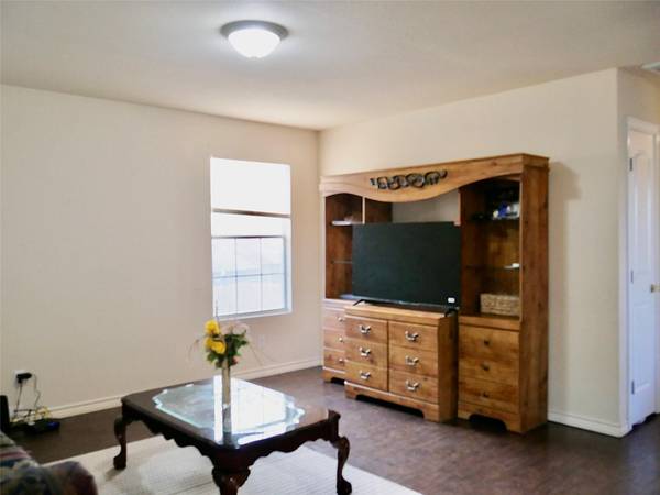 1013 Price ST, Taylor, TX 76574