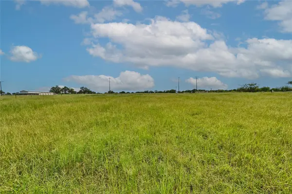 106 Sunny Day Dr, Red Rock, TX 78662