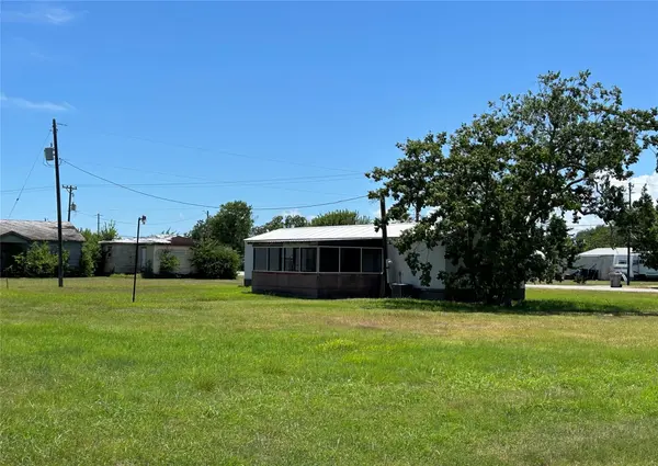 204 N 4th ST, Seadrift, TX 77983