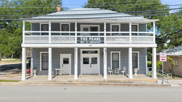 201 N Nugent Ave, Johnson City, TX 78636