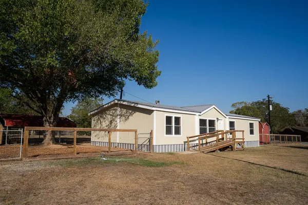 404 S Mill ST, Flatonia, TX 78941