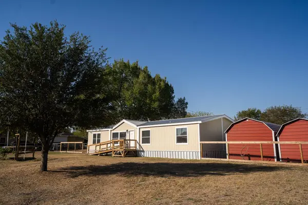 404 S Mill ST, Flatonia, TX 78941