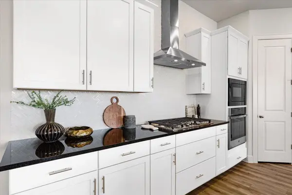 908 Knowles DR, Hutto, TX 78634