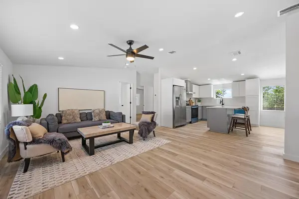 404 E Pecan ST, Taylor, TX 76574