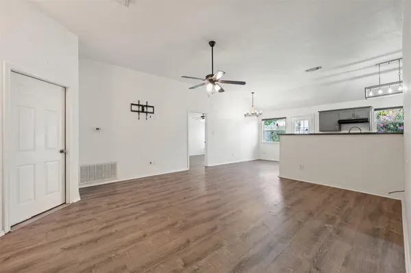 109 Calcite LN, Jarrell, TX 76537