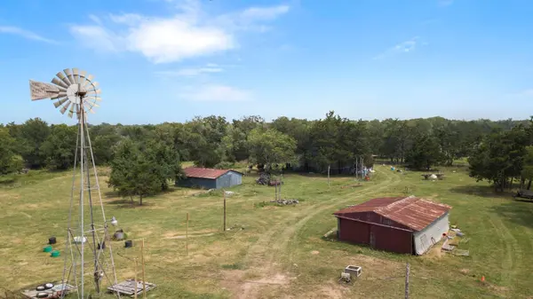 145 Stolle LN, Flatonia, TX 78941