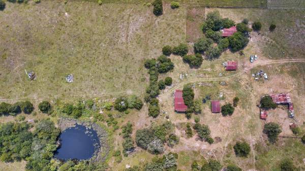 145 Stolle LN, Flatonia, TX 78941