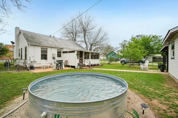 801 1/2 Bishop ST, Smithville, TX 78957