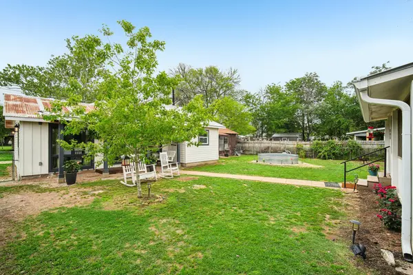 801 1/2 Bishop ST, Smithville, TX 78957