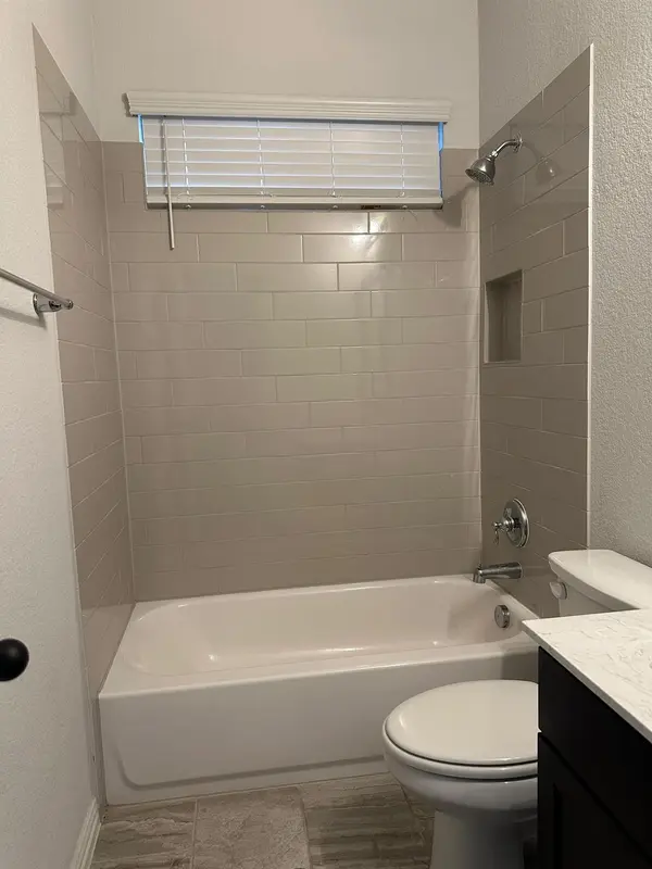 921 Del Raphael DR, Leander, TX 78641