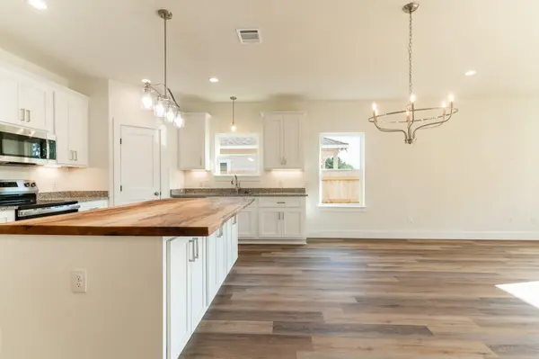 309 String Prairie WAY, Smithville, TX 78957