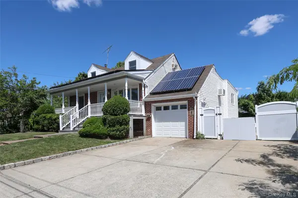 20 E Clearwater RD, Lindenhurst, NY 11757