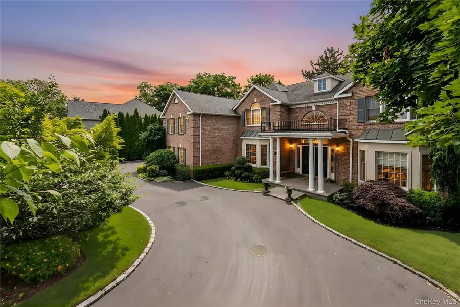 50 Eastwoods CT, Roslyn, NY 11576