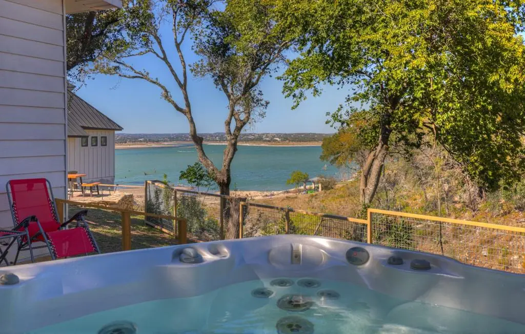 901 Glenn DR, Canyon Lake, TX 78133