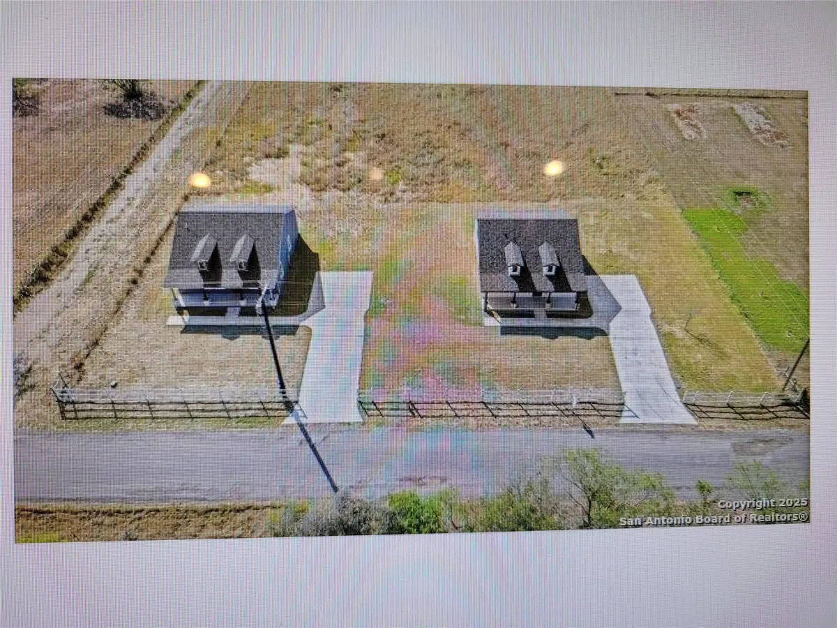 577 County Road 422 RD, Stockdale, TX 78160