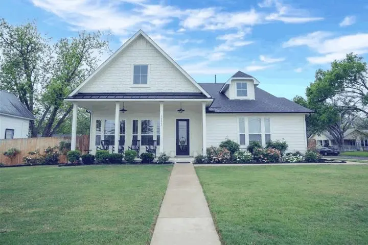 1215 Davis ST, Taylor, TX 76574