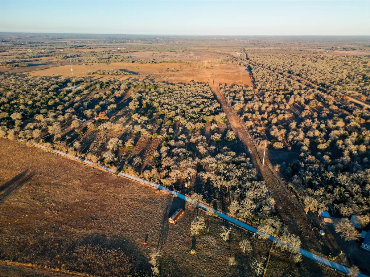 000 Sandy Pine RD, Luling, TX 78648