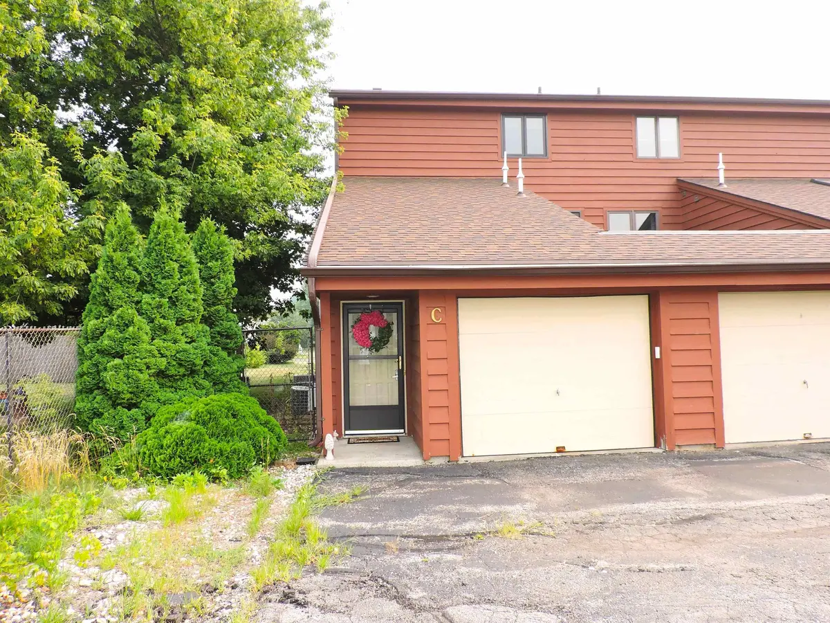 2206 MEADOWBROOK CT #C, Oshkosh, WI 54904