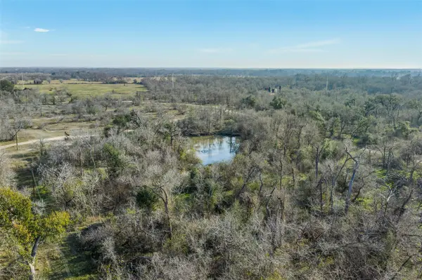 1144 Treetop LN, Luling, TX 78648