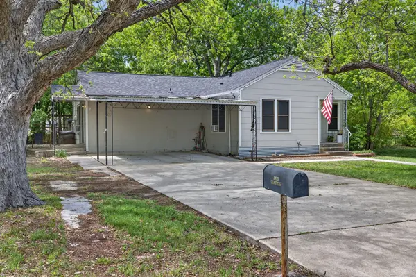 621 S Main ST, Lockhart, TX 78644